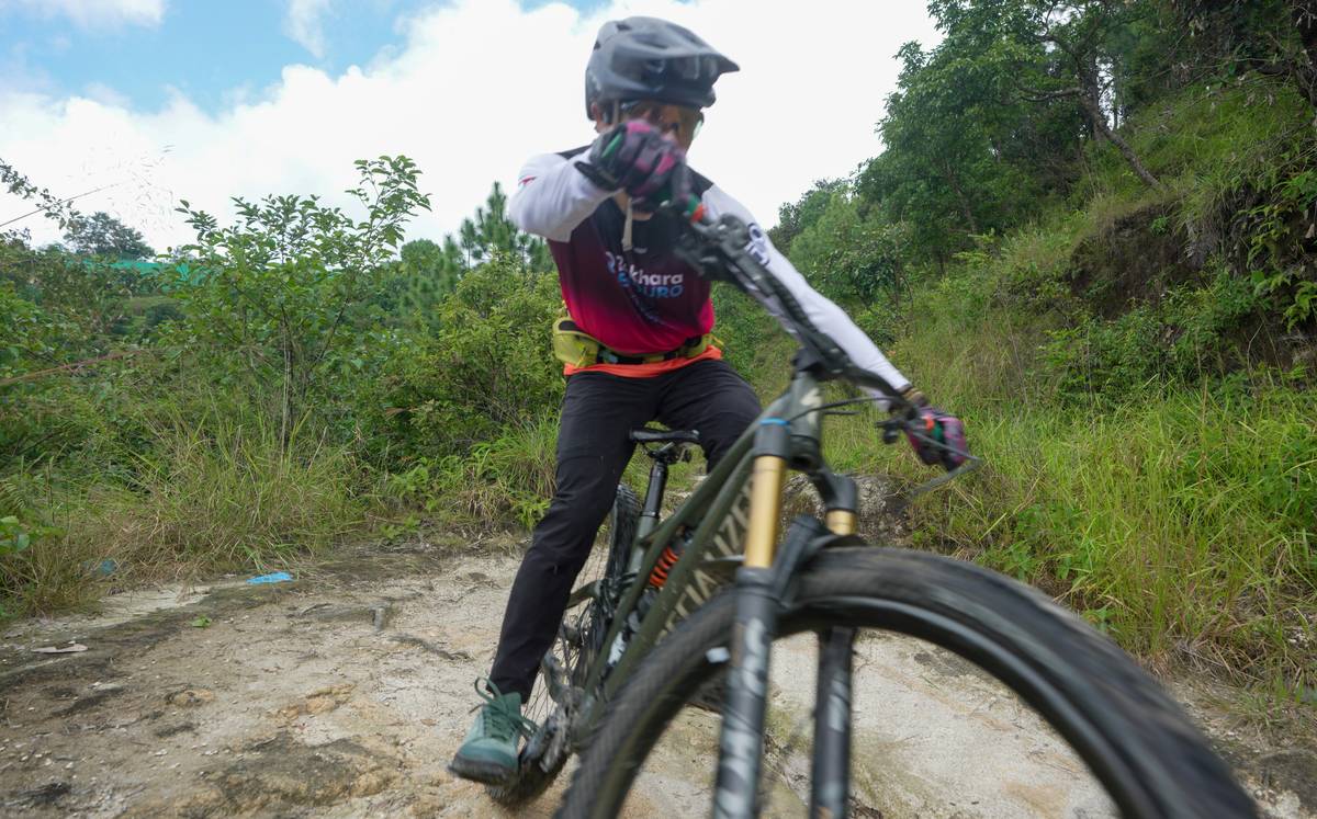 Graph showing how cadence below 50 RPM increases battery consumption by up to 32% on e-bikes during uphill rides