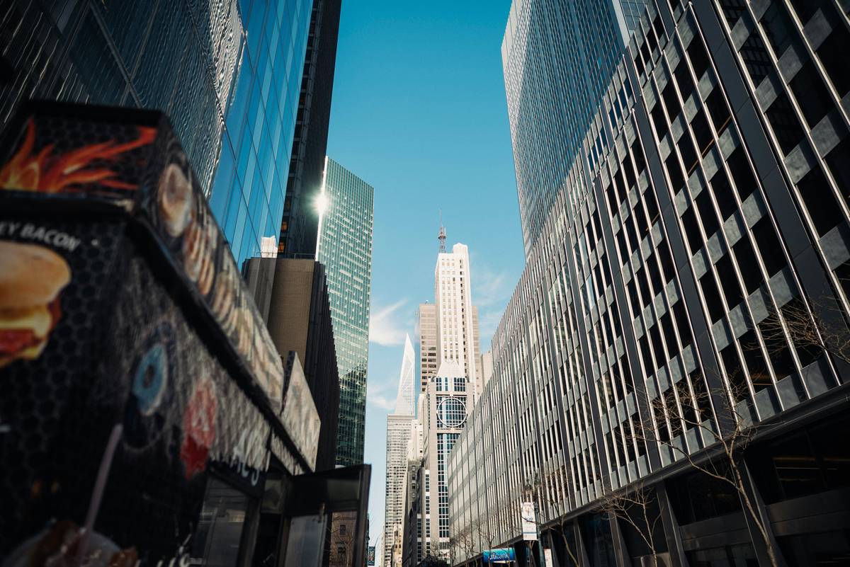 Infographic comparing e-bike tours vs walking vs bus tours: coverage area, average stops, CO2 emissions, and traveler satisfaction scores